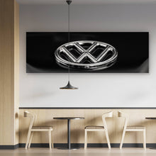 Lade das Bild in den Galerie-Viewer, Aluminiumbild gebürstet Glänzendes Emblem auf schwarzem Autolack Panorama