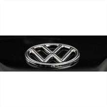 Lade das Bild in den Galerie-Viewer, Leinwandbild Glänzendes Emblem auf schwarzem Autolack Panorama