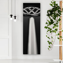 Lade das Bild in den Galerie-Viewer, Aluminiumbild gebürstet Glänzendes Emblem auf schwarzem Autolack Panorama Hoch