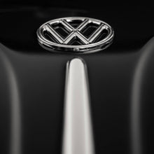 Lade das Bild in den Galerie-Viewer, Leinwandbild Glänzendes Emblem auf schwarzem Autolack Quadrat