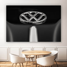 Lade das Bild in den Galerie-Viewer, Leinwandbild Glänzendes Emblem auf schwarzem Autolack Querformat