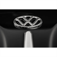 Lade das Bild in den Galerie-Viewer, Aluminiumbild gebürstet Glänzendes Emblem auf schwarzem Autolack Querformat