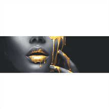 Lade das Bild in den Galerie-Viewer, Aluminiumbild gebürstet Goldene Lippen Panorama