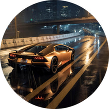 Lade das Bild in den Galerie-Viewer, Aluminiumbild gebürstet Goldener Sportwagen auf nasser Straße bei Nacht Kreis