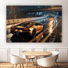 Lade das Bild in den Galerie-Viewer, Aluminiumbild Goldener Sportwagen auf nasser Straße bei Nacht Querformat