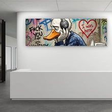 Lade das Bild in den Galerie-Viewer, Leinwandbild Graffiti Ente auf der Toilette Panorama