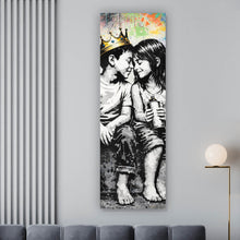Lade das Bild in den Galerie-Viewer, Leinwandbild Graffiti Liebe zweier Kinder Panorama Hoch