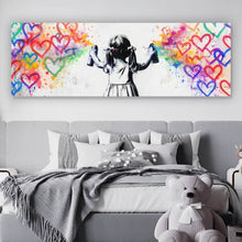 Lade das Bild in den Galerie-Viewer, Aluminiumbild Graffiti Mädchen sprüht Herzformen an die Wand Panorama