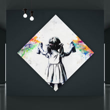 Lade das Bild in den Galerie-Viewer, Acrylglasbild Graffiti Mädchen sprüht Herzformen an die Wand Raute