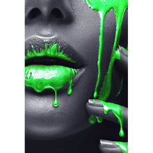 Lade das Bild in den Galerie-Viewer, Leinwandbild Grüne Lippen Hochformat
