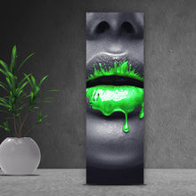 Lade das Bild in den Galerie-Viewer, Leinwandbild Grüne Lippen Panorama Hoch