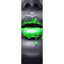 Lade das Bild in den Galerie-Viewer, Leinwandbild Grüne Lippen Panorama Hoch
