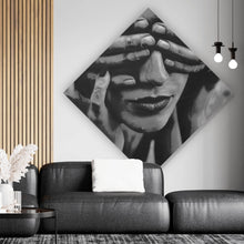 Lade das Bild in den Galerie-Viewer, Aluminiumbild Hände verdecken Augen einer Frau Zeichestil Raute