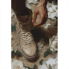 Lade das Bild in den Galerie-Viewer, Aluminiumbild gebürstet Hand schnürt stilvollen Schuh im Wasser Hochformat