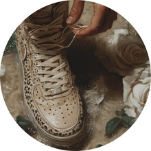 Lade das Bild in den Galerie-Viewer, Aluminiumbild gebürstet Hand schnürt stilvollen Schuh im Wasser Kreis