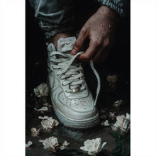 Lade das Bild in den Galerie-Viewer, Aluminiumbild Hand schnürt stilvollen Schuh im Wasser No.2 Hochformat