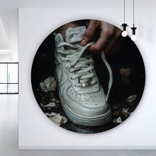 Lade das Bild in den Galerie-Viewer, Aluminiumbild Hand schnürt stilvollen Schuh im Wasser No.2 Kreis