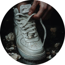 Lade das Bild in den Galerie-Viewer, Aluminiumbild Hand schnürt stilvollen Schuh im Wasser No.2 Kreis