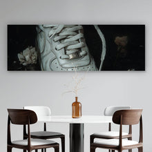 Lade das Bild in den Galerie-Viewer, Acrylglasbild Hand schnürt stilvollen Schuh im Wasser No.2 Panorama