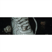 Lade das Bild in den Galerie-Viewer, Spannrahmenbild Hand schnürt stilvollen Schuh im Wasser No.2 Panorama