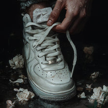 Lade das Bild in den Galerie-Viewer, Aluminiumbild gebürstet Hand schnürt stilvollen Schuh im Wasser No.2 Quadrat