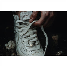 Lade das Bild in den Galerie-Viewer, Spannrahmenbild Hand schnürt stilvollen Schuh im Wasser No.2 Querformat