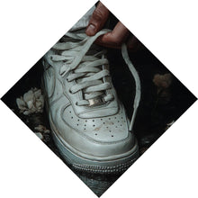 Lade das Bild in den Galerie-Viewer, Spannrahmenbild Hand schnürt stilvollen Schuh im Wasser No.2 Raute