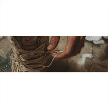 Lade das Bild in den Galerie-Viewer, Spannrahmenbild Hand schnürt stilvollen Schuh im Wasser Panorama