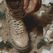 Lade das Bild in den Galerie-Viewer, Aluminiumbild Hand schnürt stilvollen Schuh im Wasser Quadrat