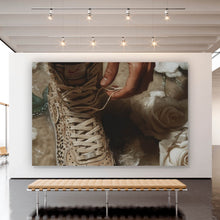 Lade das Bild in den Galerie-Viewer, Leinwandbild Hand schnürt stilvollen Schuh im Wasser Querformat
