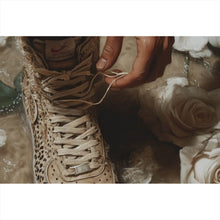 Lade das Bild in den Galerie-Viewer, Aluminiumbild Hand schnürt stilvollen Schuh im Wasser Querformat