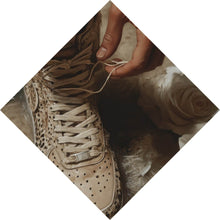 Lade das Bild in den Galerie-Viewer, Acrylglasbild Hand schnürt stilvollen Schuh im Wasser Raute