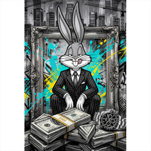 Lade das Bild in den Galerie-Viewer, Poster Hase in einem eleganten Anzug hinter Geldstapeln Hochformat