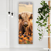 Lade das Bild in den Galerie-Viewer, Leinwandbild Highland Rind auf der Weide Panorama Hoch