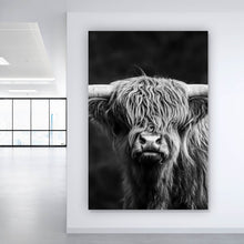 Lade das Bild in den Galerie-Viewer, Leinwandbild Highland Rind Schwarz-Weiß Hochformat