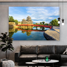 Lade das Bild in den Galerie-Viewer, Spannrahmenbild Historische Burg mit roter Brücke und Wasserreflektion Querformat