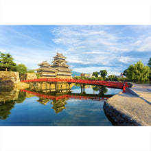 Lade das Bild in den Galerie-Viewer, Leinwandbild Historische Burg mit roter Brücke und Wasserreflektion Querformat