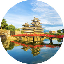 Lade das Bild in den Galerie-Viewer, Aluminiumbild gebürstet Historische Burg mit roter Brücke und Wasserreflektion Kreis