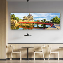 Lade das Bild in den Galerie-Viewer, Aluminiumbild gebürstet Historische Burg mit roter Brücke und Wasserreflektion Panorama