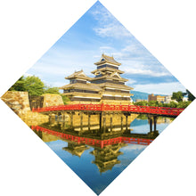 Lade das Bild in den Galerie-Viewer, Leinwandbild Historische Burg mit roter Brücke und Wasserreflektion Raute