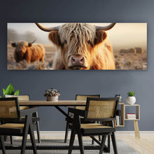 Lade das Bild in den Galerie-Viewer, Leinwandbild Hochlandrind auf gefrorener Weide Panorama