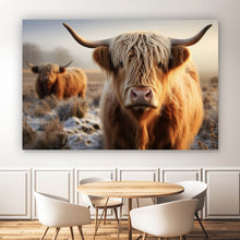 Lade das Bild in den Galerie-Viewer, Poster Hochlandrind auf gefrorener Weide Querformat