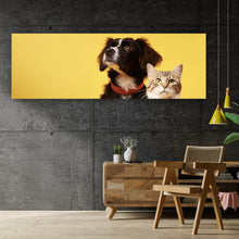 Lade das Bild in den Galerie-Viewer, Poster Hund und Katze vor gelbem Hintergrund Panorama