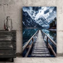 Lade das Bild in den Galerie-Viewer, Spannrahmenbild Imposante Berglandschaft am See Hochformat