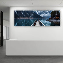 Lade das Bild in den Galerie-Viewer, Acrylglasbild Imposante Berglandschaft am See Panorama