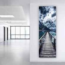 Lade das Bild in den Galerie-Viewer, Aluminiumbild Imposante Berglandschaft am See Panorama Hoch