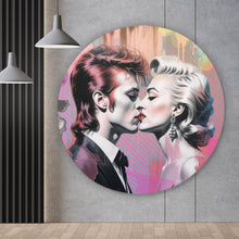 Lade das Bild in den Galerie-Viewer, Aluminiumbild gebürstet Intensiver Kuss zweier Künstlern mit abstraktem Hintergrund Kreis