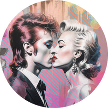 Lade das Bild in den Galerie-Viewer, Aluminiumbild gebürstet Intensiver Kuss zweier Künstlern mit abstraktem Hintergrund Kreis