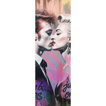 Lade das Bild in den Galerie-Viewer, Aluminiumbild Intensiver Kuss zweier Künstlern mit abstraktem Hintergrund Panorama Hoch