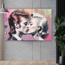 Lade das Bild in den Galerie-Viewer, Acrylglasbild Intensiver Kuss zweier Künstlern mit abstraktem Hintergrund Querformat